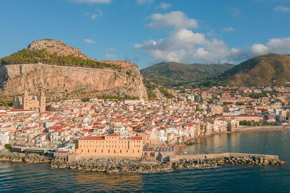 Cefalù met de rots La Rocca, Sicilië