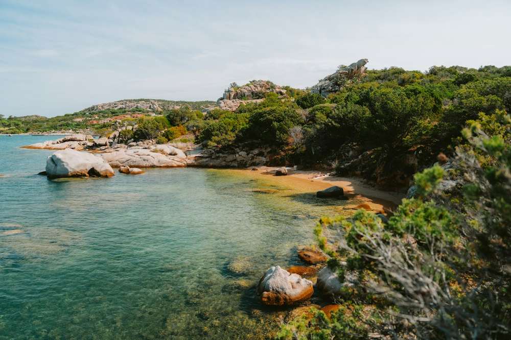 Verscholen zandbaai met helder water op Sardinië