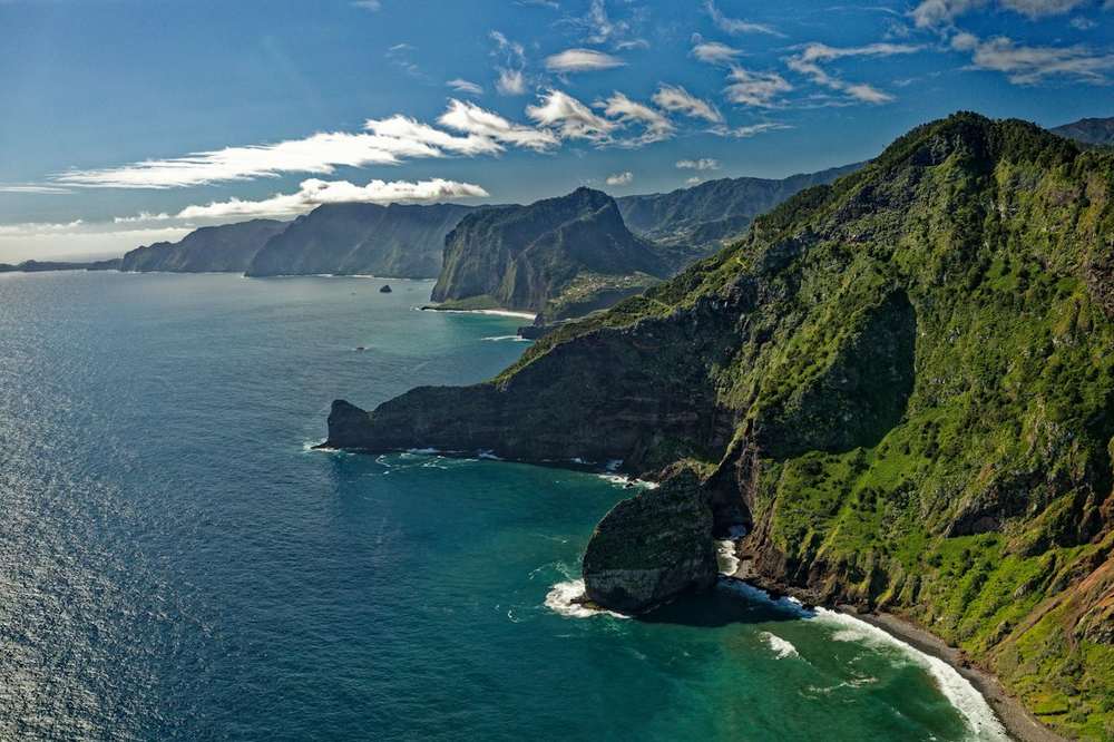Groene kliffen aan de noordkust van Madeira